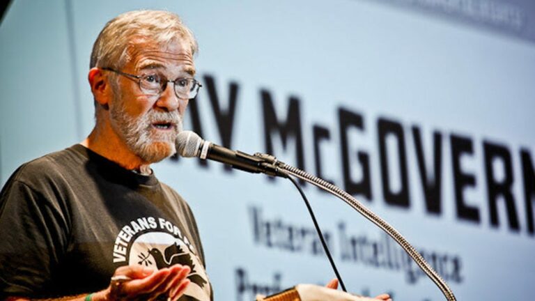 Ex CIA Analyst on Snowden and Calling Journalists Terrorists – Ray McGovern Pt 1/2